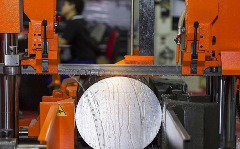 玉州立式金属带锯床切削出现跑带故障解决方法！